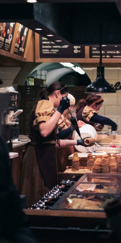 People are standing in line at a coffee shop